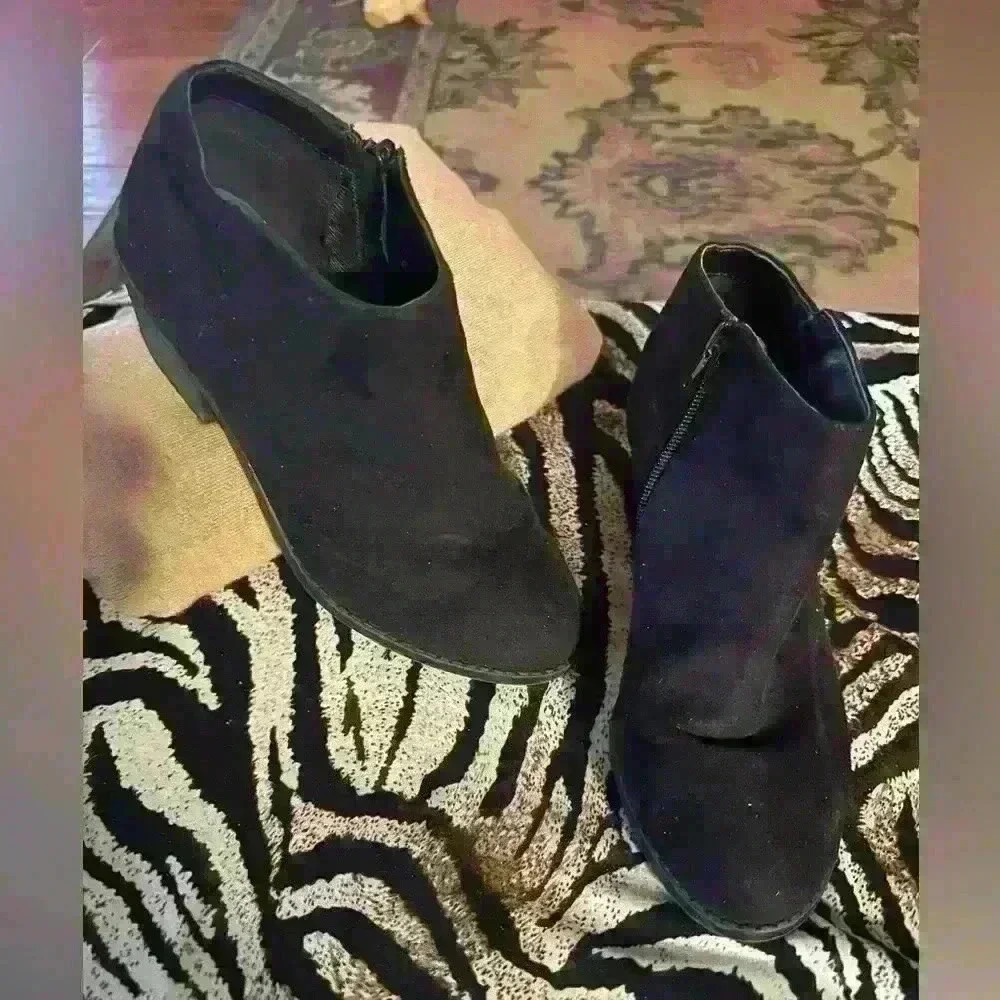 Size 4 Black Booties‎